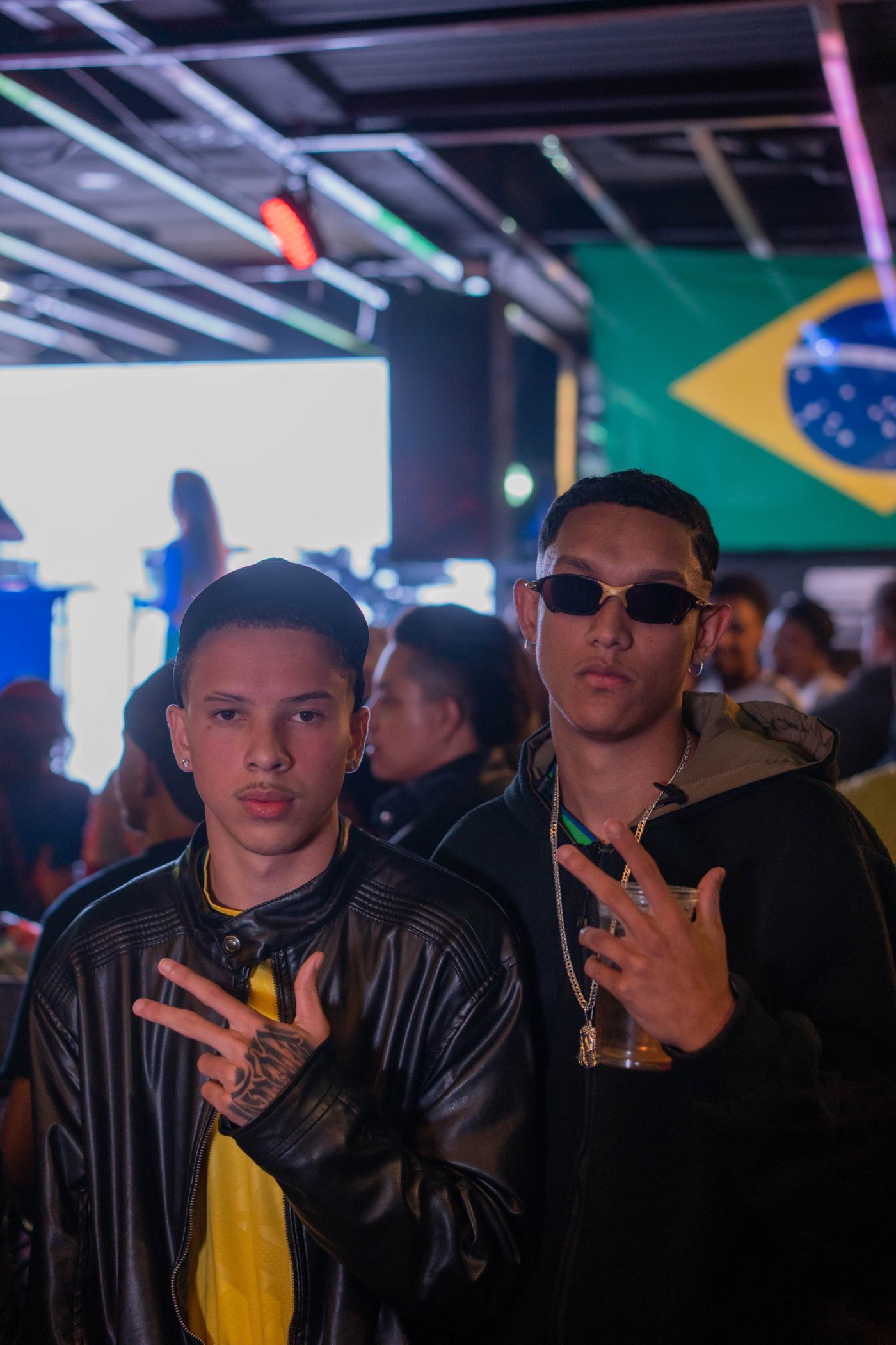 Foto RESENHA-BA-0163 — Jogo do Brasil + NOOBREAK