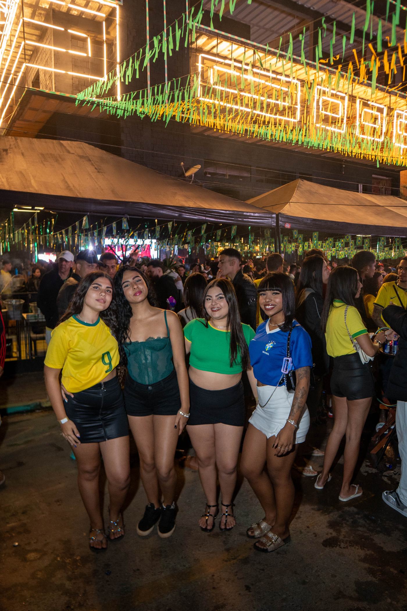 Foto RESENHA-BA-0179 — Jogo do Brasil + NOOBREAK