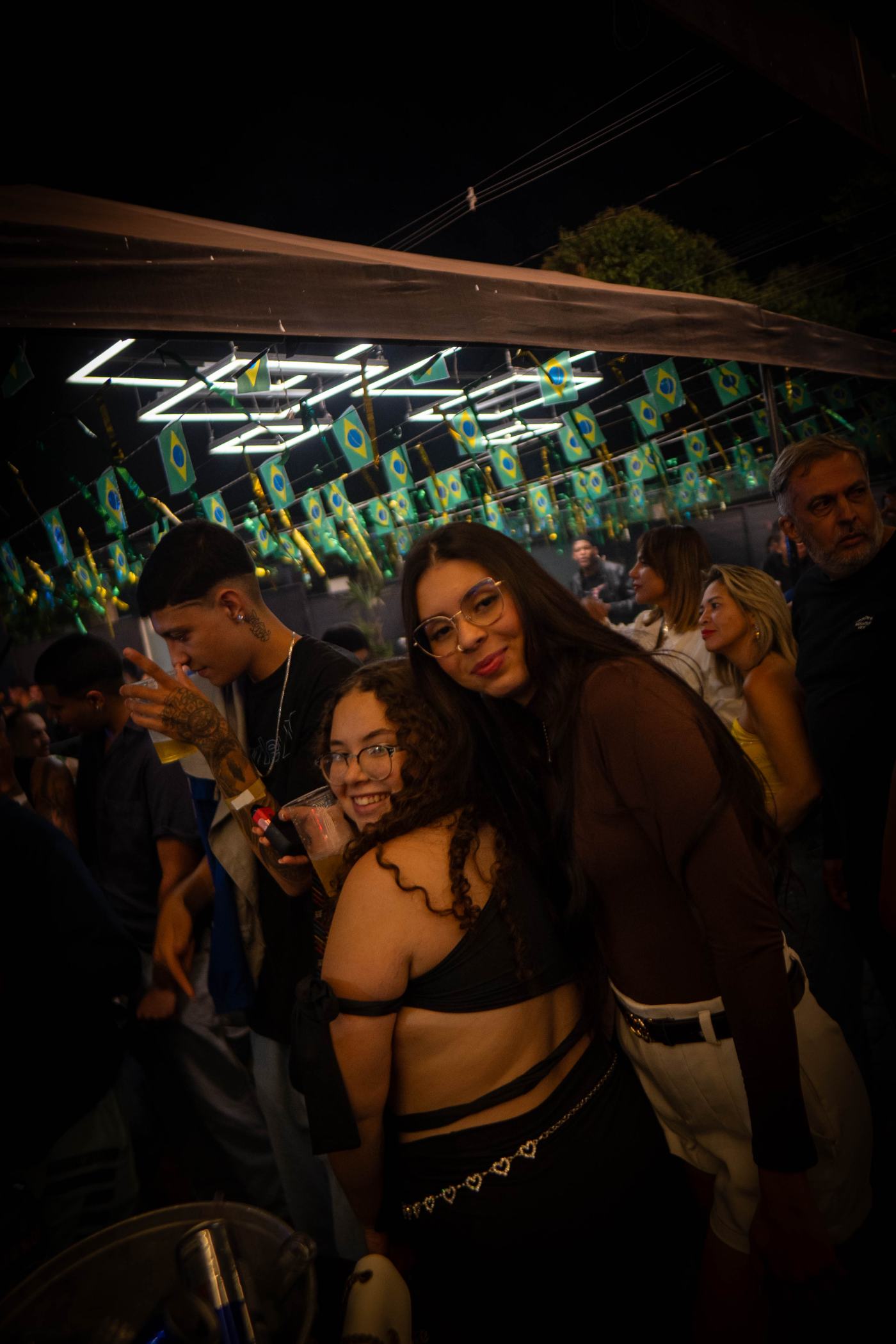 Foto RESENHA-BA-0144 — Jogo do Brasil + NOOBREAK