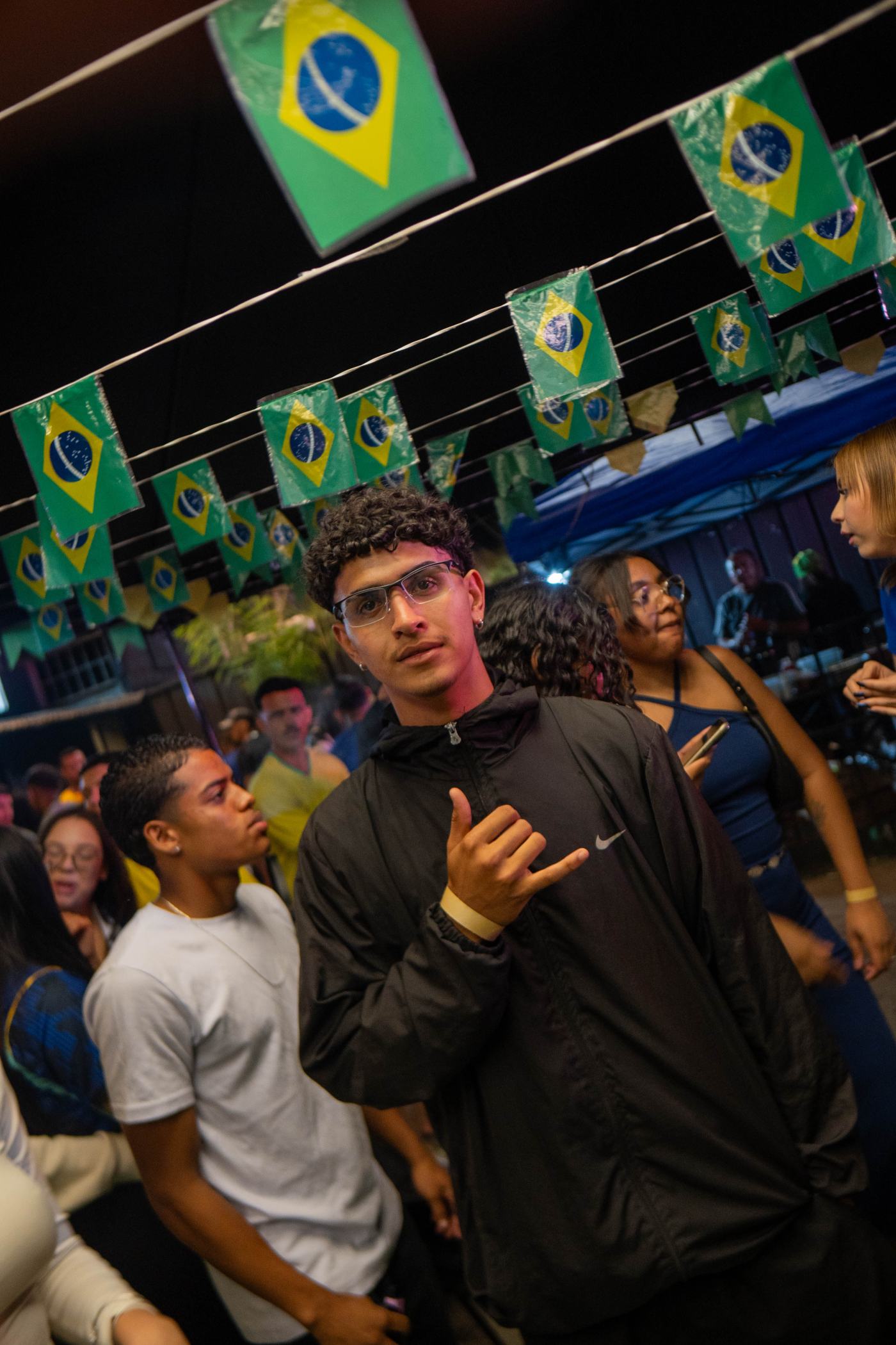Foto RESENHA-BA-0151 — Jogo do Brasil + NOOBREAK
