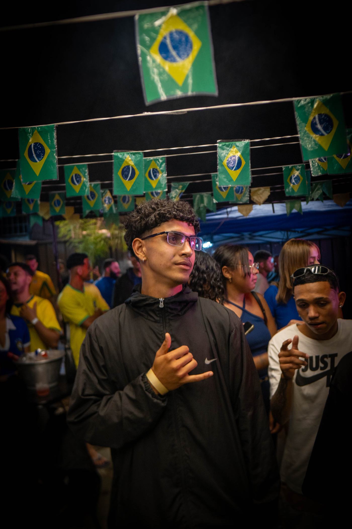 Foto RESENHA-BA-0152 — Jogo do Brasil + NOOBREAK